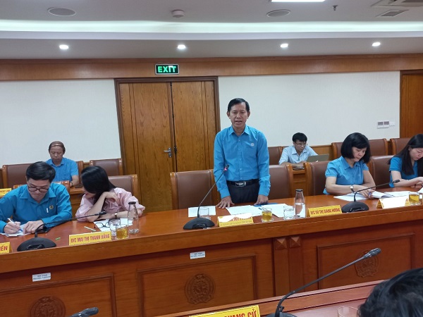 Ông Vũ Mạnh Tiêm - Phó Bí thư Chi bộ Ban Tuyên giáo góp ý vào dự thảo báo cáo sơ kết 6 tháng. Ảnh: Q.H