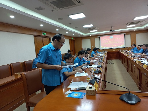 Ông Ngô Đức Tuấn - Phó Bí thư Đảng ủy Tổng LĐLĐ Việt Nam trình bày báo cáo sơ kết 6 tháng tại Hội nghị. Ảnh: Q.H