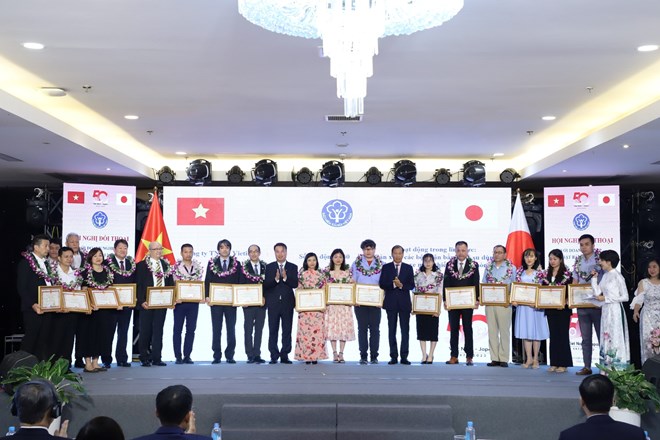 Đại diện lãnh đạo BHXH và các bộ, ban, ngành tặng Bằng khen cho doanh nghiệp Nhật Bản. Ảnh: BHXHVN